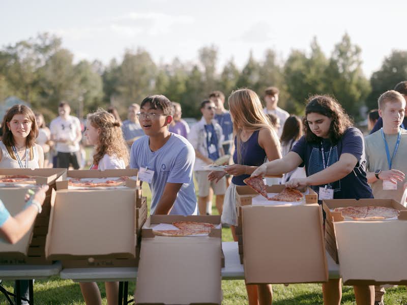 New students eat pizza at orientation