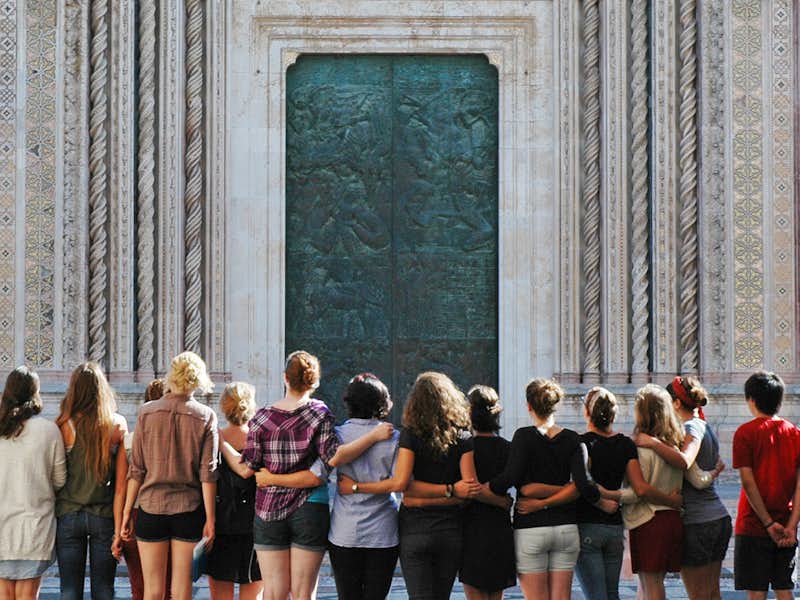 Students of Gordon College's Orvieto semester stand with their arms around each other.