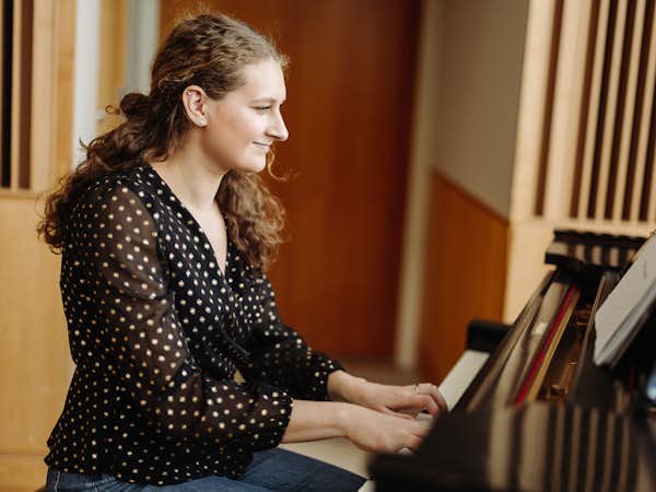 Gordon College student majoring in music plays the piano