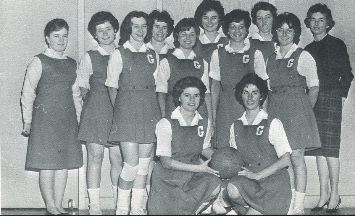A black and white photo of Gordon College's women's basketball team in 1964.